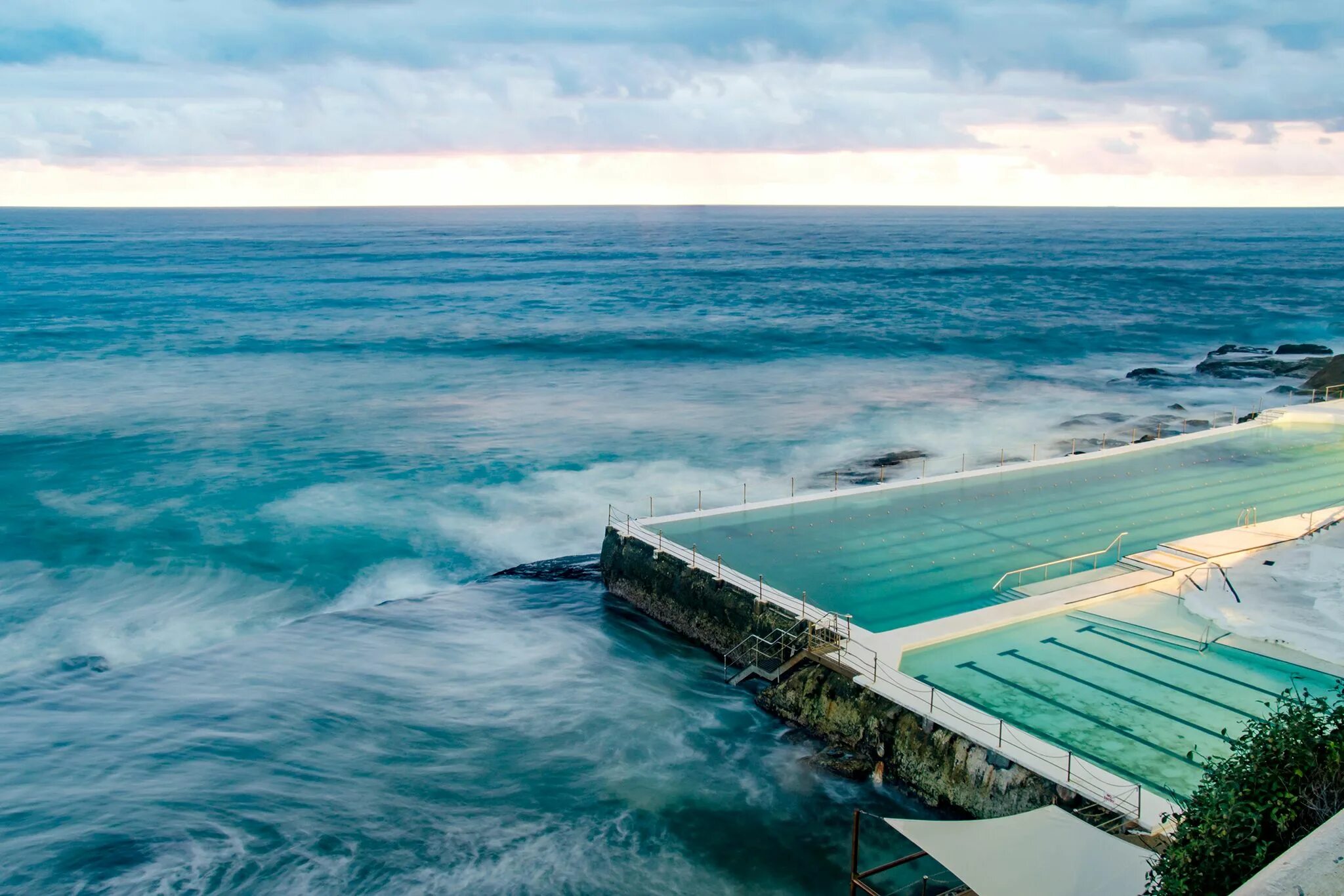 Белая какой бассейн океана. Бассейн в Сиднее Bondi. Бассейн Бонди Бич Сидней. Открытый бассейн Bondi Icebergs. Станция морская бассейн.