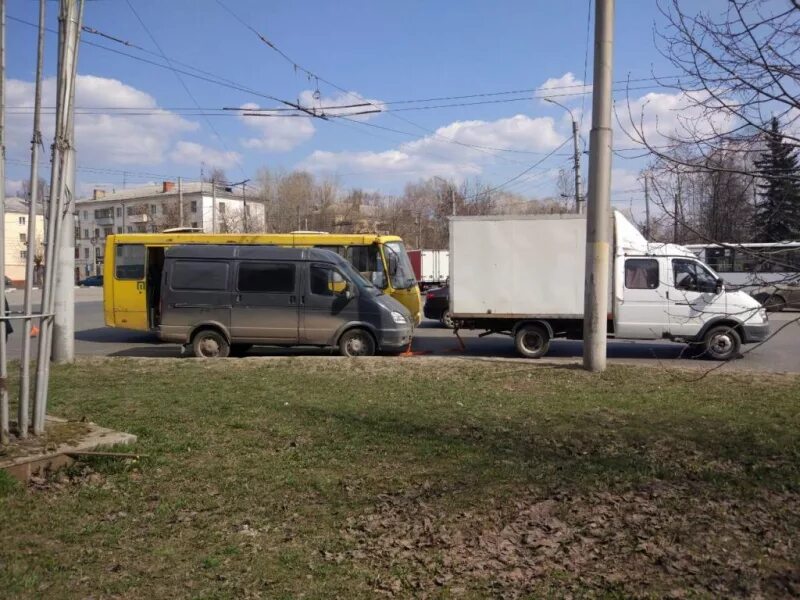 Поволжский автобус. Авария на автовокзале Иваново сегодня. Кольцо автовокзала Иваново. Аварии на кругу автовокзала Иваново. Кольцо автовокзала Иваново фото.