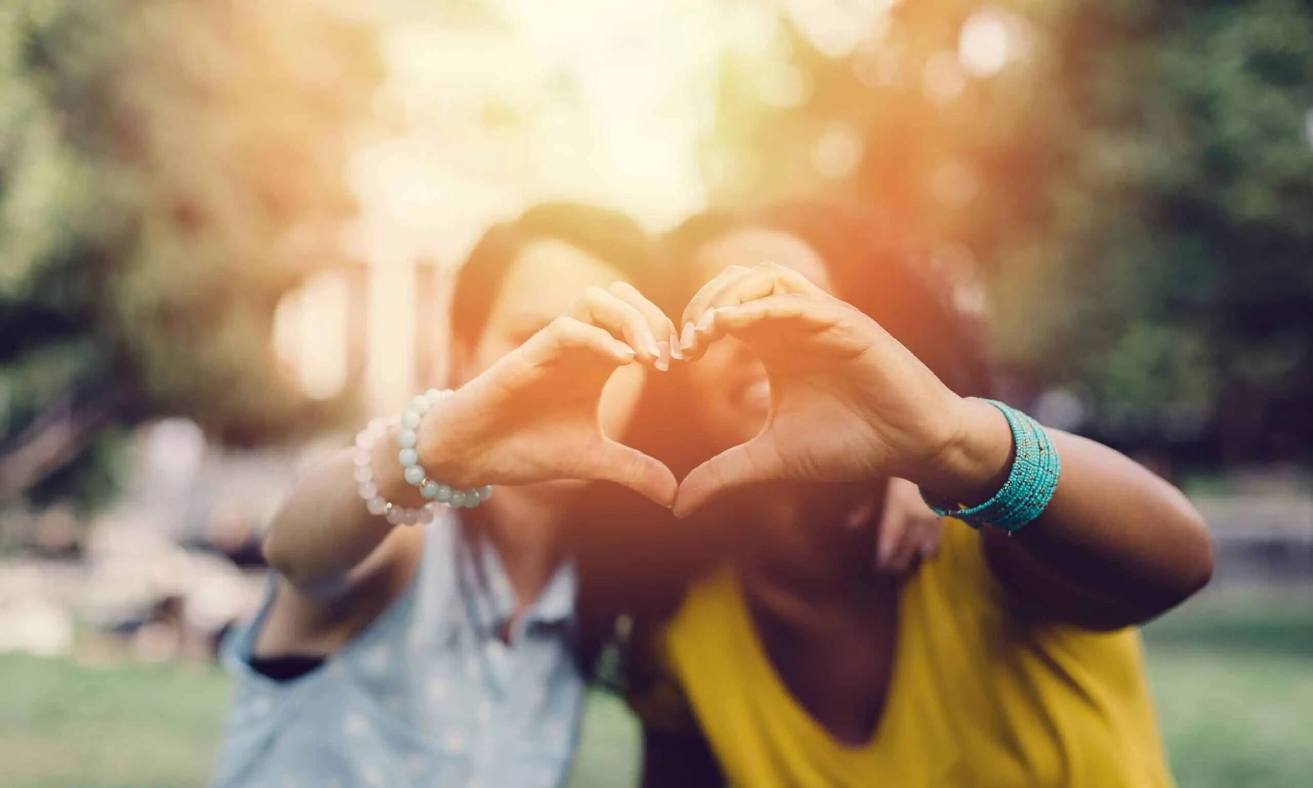 Девушка с сердечком в руках. Сердечки для детей. Розовый фон с сердечками. Девушка с сердцем в руках. Пальцы сложенные в сердечко.