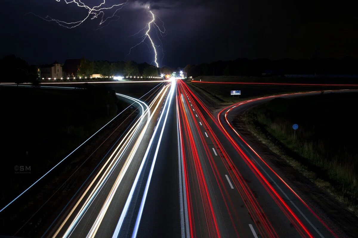 Знаешь вдоль ночных дорог. По автостраде вдоль ночных. По автостраде вдоль ночных. Дорога вечером. По автостраде вдоль ночных.