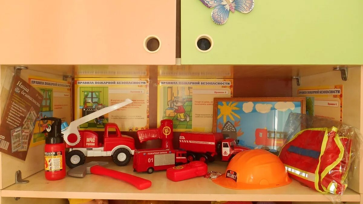 Пожарники в детском саду. Пожарный уголок. Уголок пожарной безопасности. Уголок по пожарной безопасности в детском саду. Пожарный уголок в детском саду.