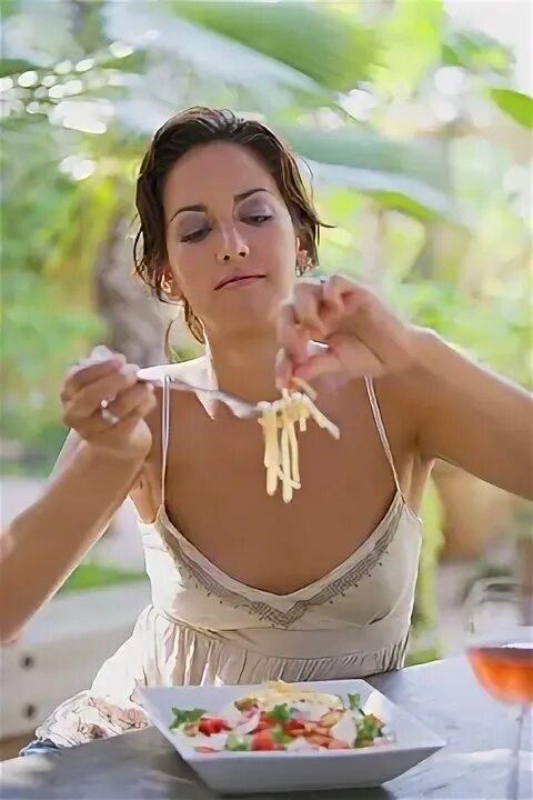 Почему в жаркую погоду пьют горячий чай. Спать в жару. Напитки утоляющие жажду. Продукты вызывающие жажду. Слова со смыслом прикольные.