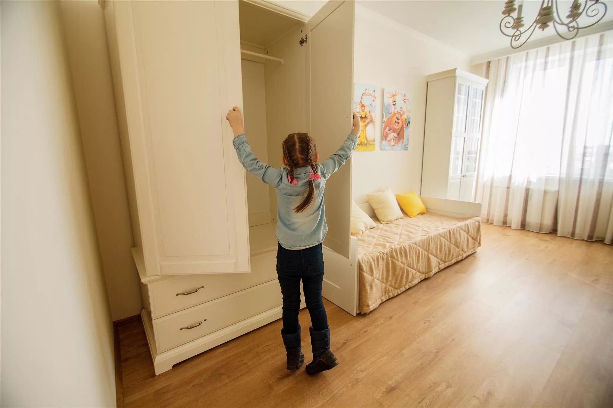 Счастливые люди в квартире. Семья в квартире. Семья, дом. Молодая семья с ребенком. Снять квартиру с ребенком какую.