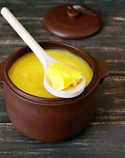 Масло в глиняном горшочке. Масло сливочное в горшочке. Топленое масло на белом фоне. Горшочек с маслом. Топленое масло маслобаза.