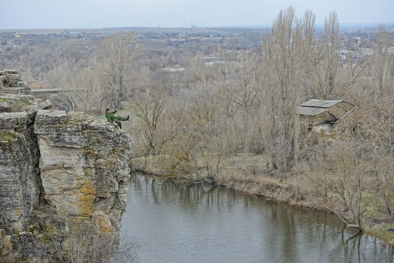 Жирнов фото. Жирновские скалы Тацинский район. Жирнов Ростовская область скалы. Поселок Жирнов Ростовская область скалы. Хутор Жирнов Ростовская область.