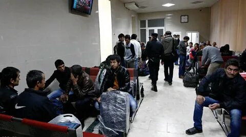 В аэропорту домодедово мигрантов ведут на депортацию