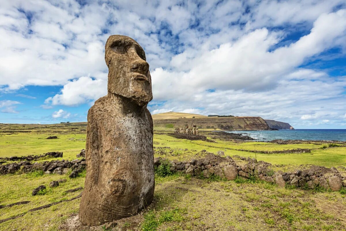 Изваяние. Остров Пасхи статуи Моаи. Каменные истуканы острова Пасхи. Моаи на острове Пасхи. Идолы острова Пасхи.