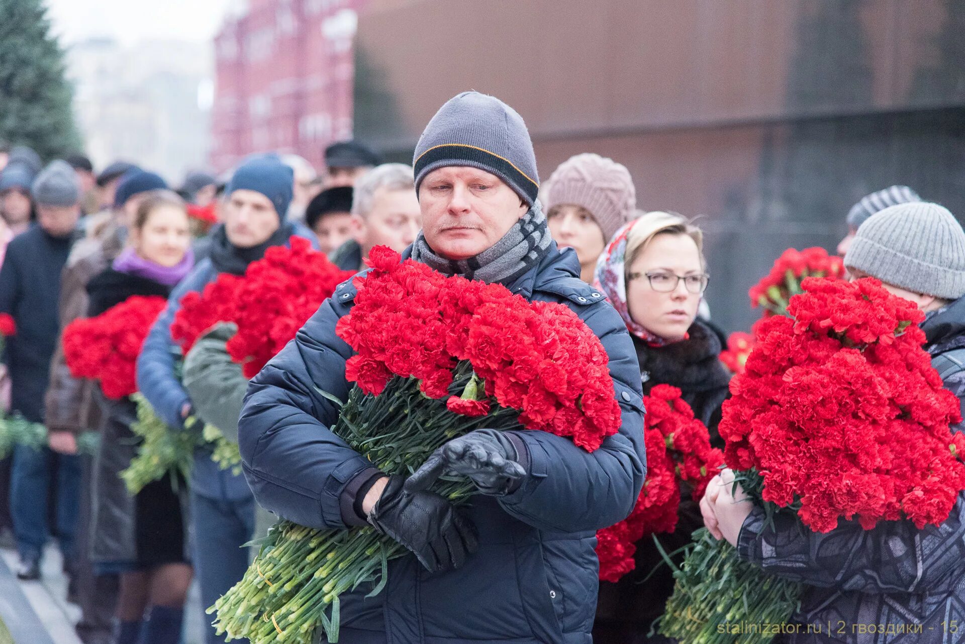 Сколько стоят 2 гвоздики. Две гвоздики. Сталинский цветок. Гвоздика для Сталина. Возложение цветов гвоздика.