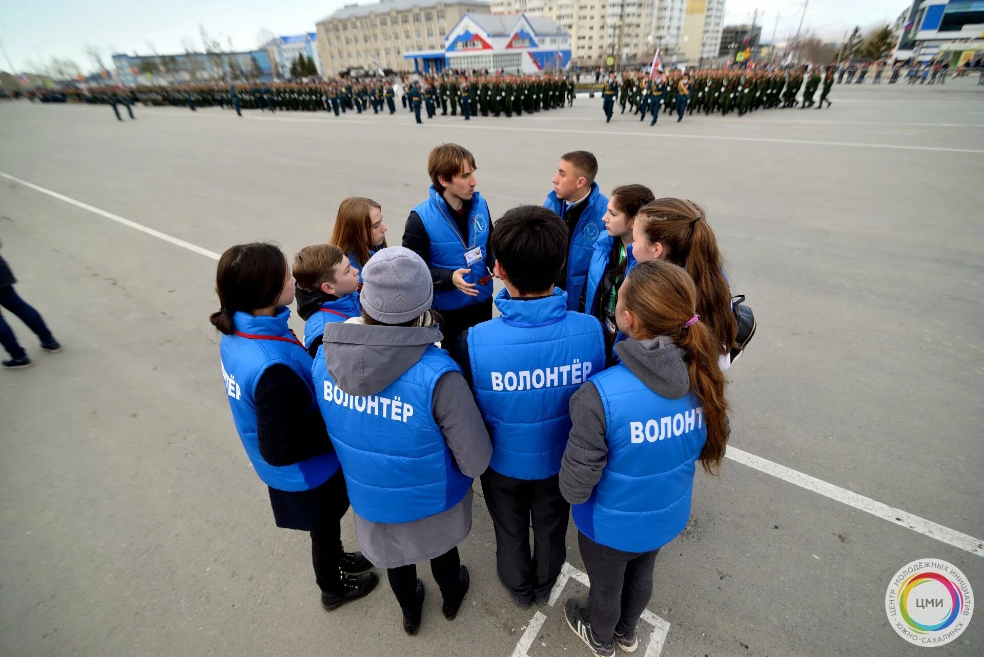 Компания волонтеров. Современные волонтеры. Волонтерские организации. Современное волонтерство в РФ. Фотосессия волонтеров.