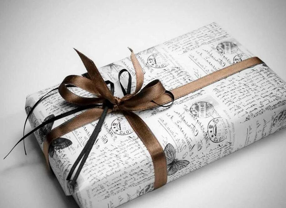 Книги ее подарок. Подарок завернутый в газету. Красивая упаковка. Подарки и упаковка. Красивая упаковка подарков.