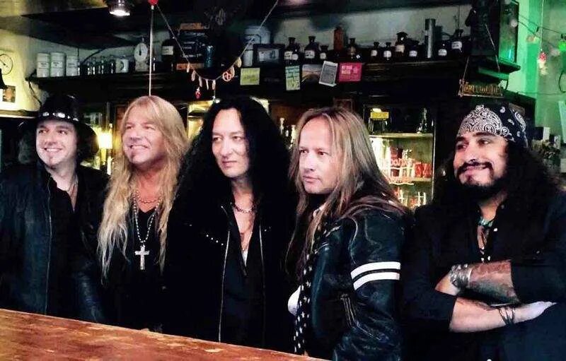 A perfect circle band. Значок с в кружочке. A perfect circle вокалист. Синие кружочки. Черный кружок.