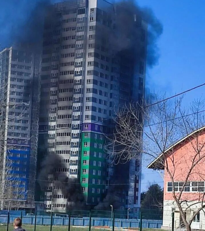 Что горит в ульяновске сейчас. Многоэтажный дом. дом горит. пожар в доме. пожар фото.