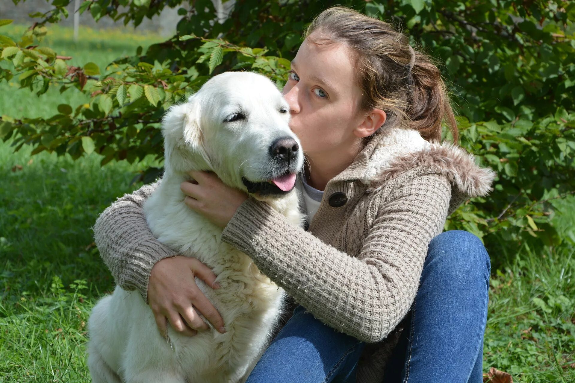 Dog have woman. Девушка с собакой. Добрая девушка с собакой. Девушка с собакой фото. Крупные женщины и собаки.