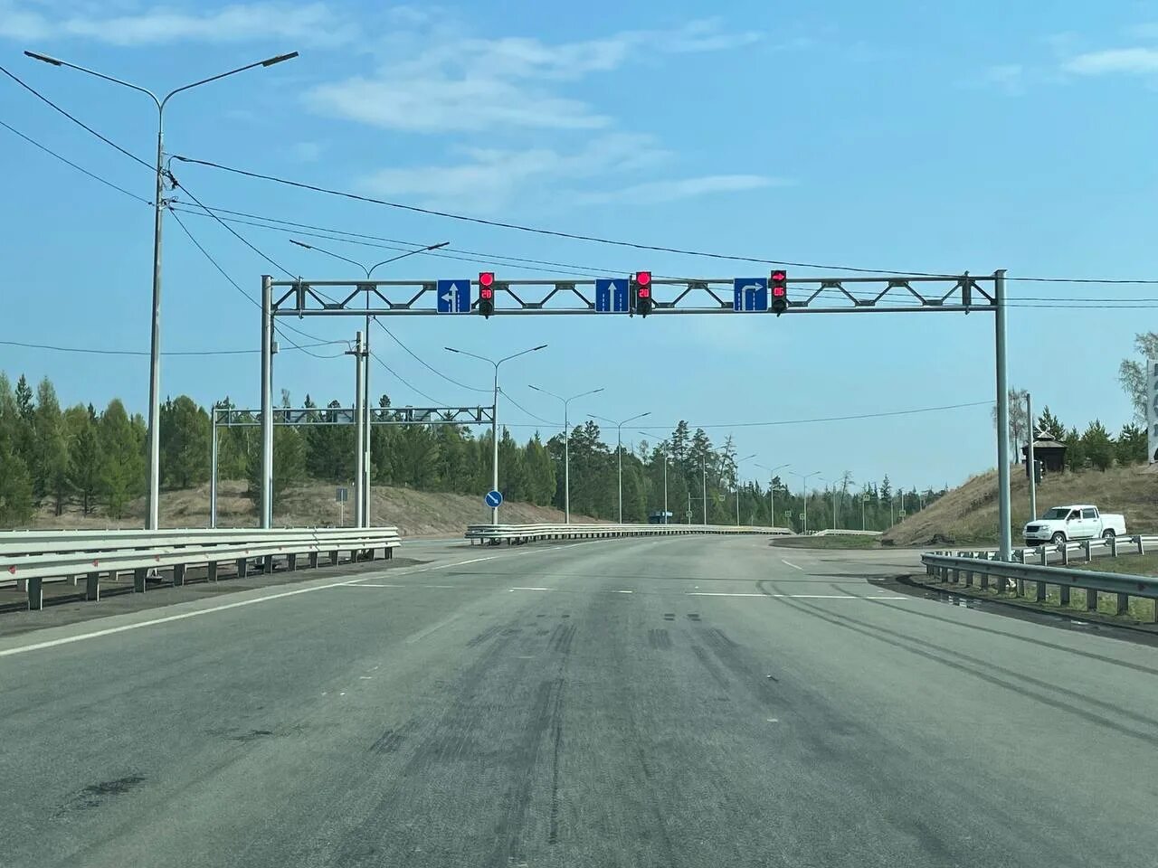 Установка светофора на федеральной автодороги. Светофор братск работа. Светофор братск. Перекресток светофор братск комсомольская подбельского. Светофор братск.