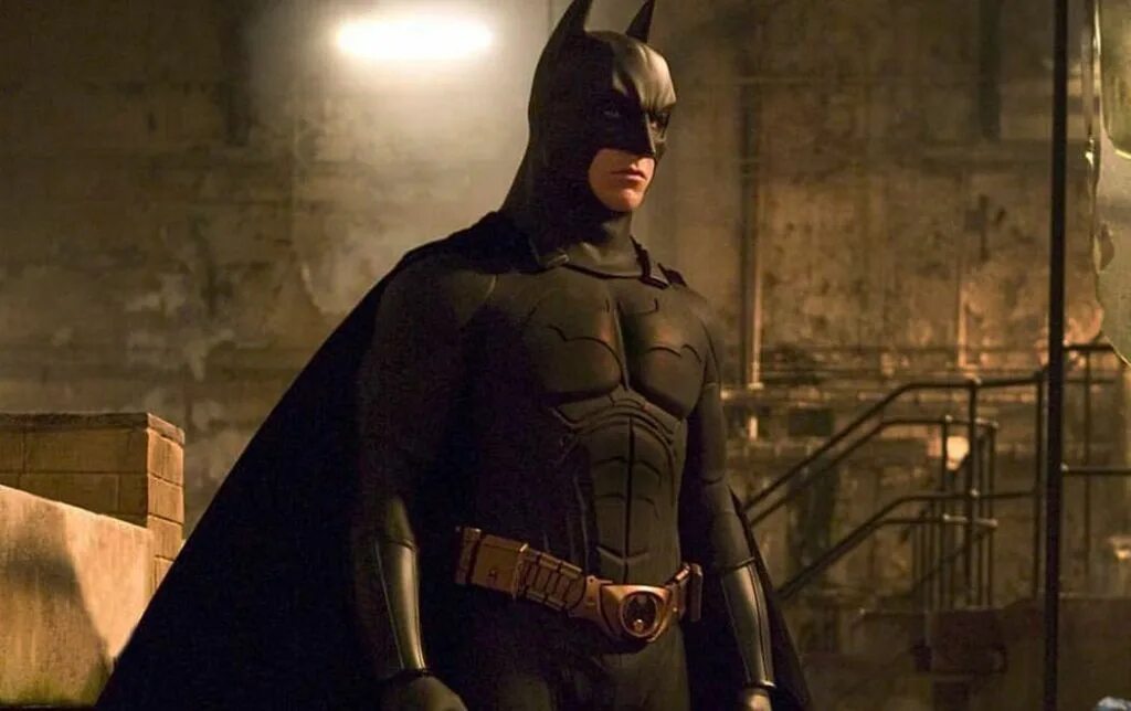 Бэтмен начало 2005 брюс уэйн. Бэтмен начало 2005. Бэтмен: начало фильм 2005 кристин адамс. Темный рыцарь 2005. Batman 2005.