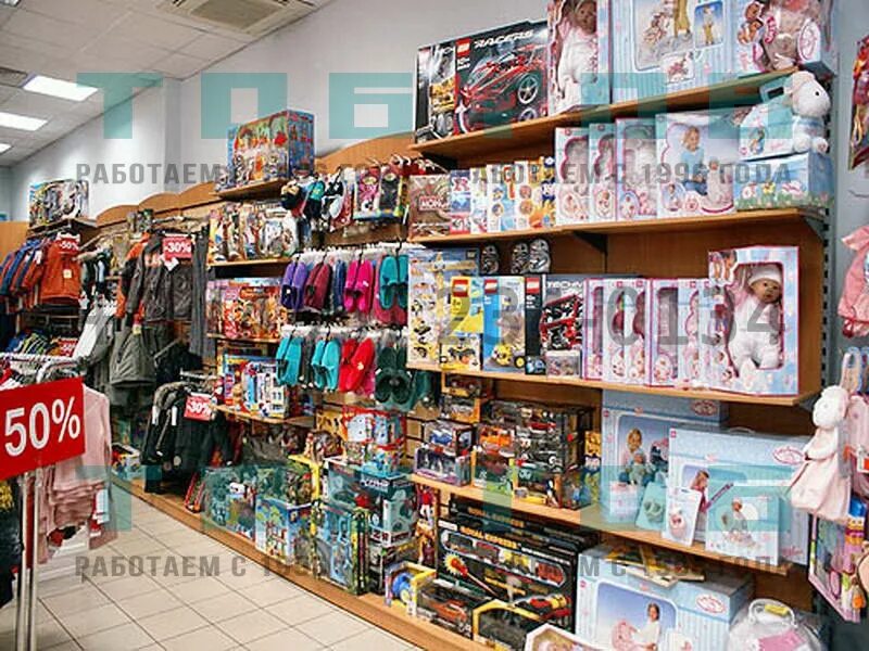 Полки с игрушками в магазине. Детский мир игрушки. Название магазина игрушек.