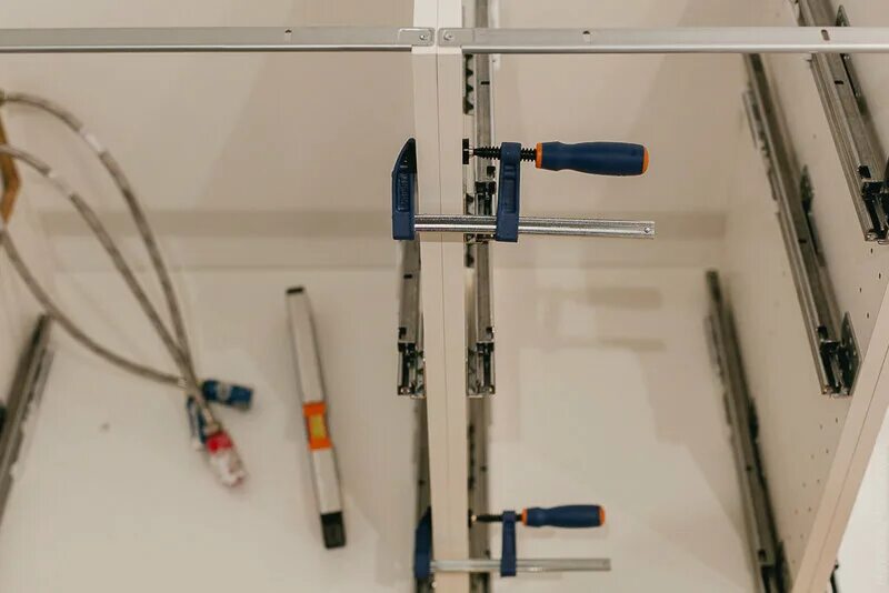 Икеа установка. Шина ikea metod. крепления для шкафов икеа. монтаж кухни икеа. крепления для кухни икеа.