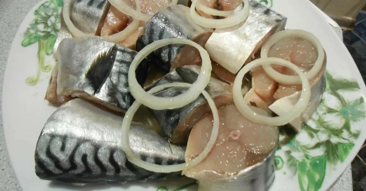 Скумбрия в масле с луком рецепт. Селёдка малосольная скумбрия. скумбрия малосольная с луком. скумбрия в маринаде с луком и уксусом. скумбрия соленая с луком.