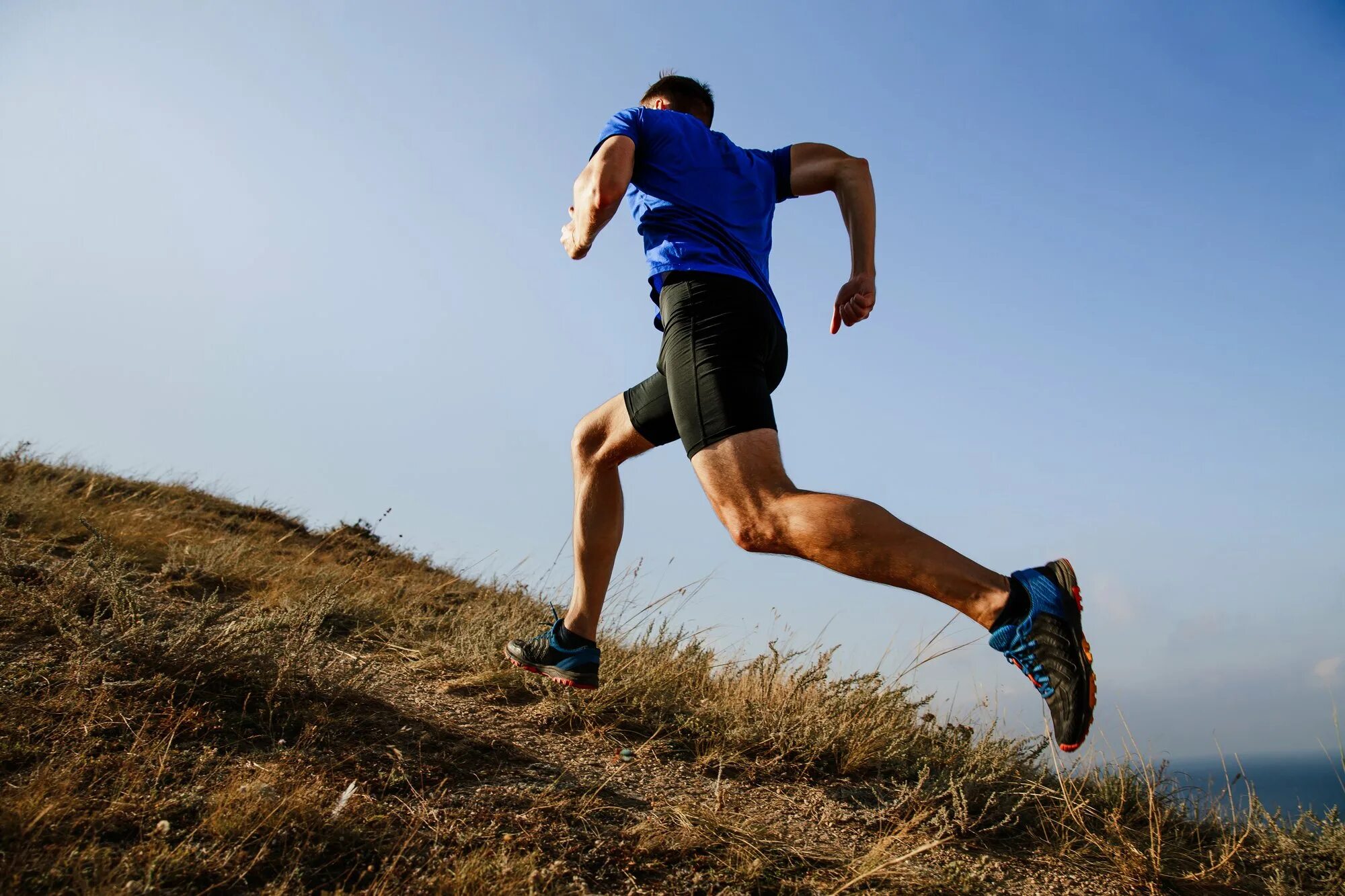 He runs well. Бег. Спортсмен бежит. Бегущий человек. Физическая выносливость.