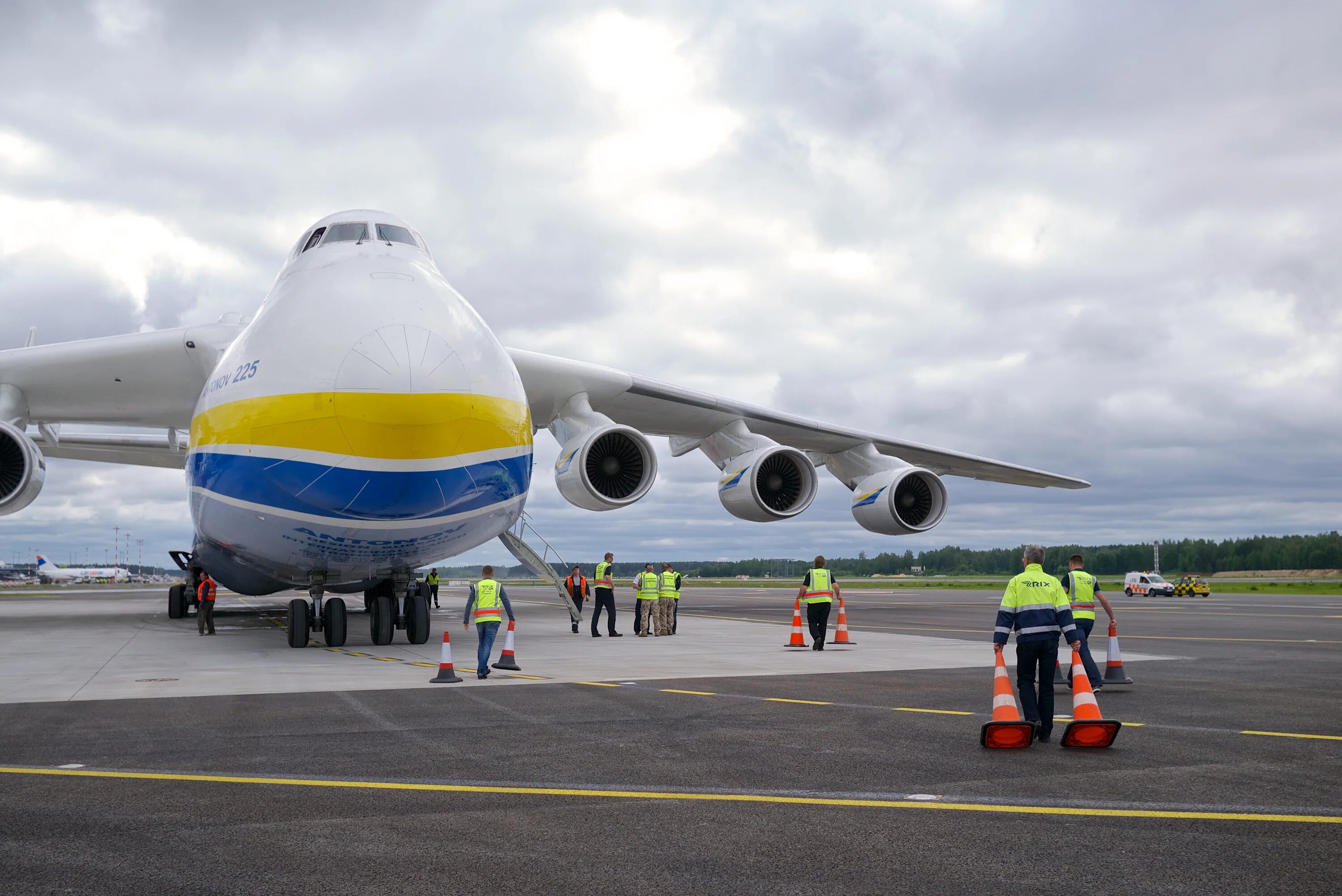 Самый большой самолет в мире. АН 225 Мрия Кольцово Екатеринбург. Ан225 Мрия - ливреи. АН 225 Мрия в Новосибирске. АН-225 "Мрия" с ленточкой.