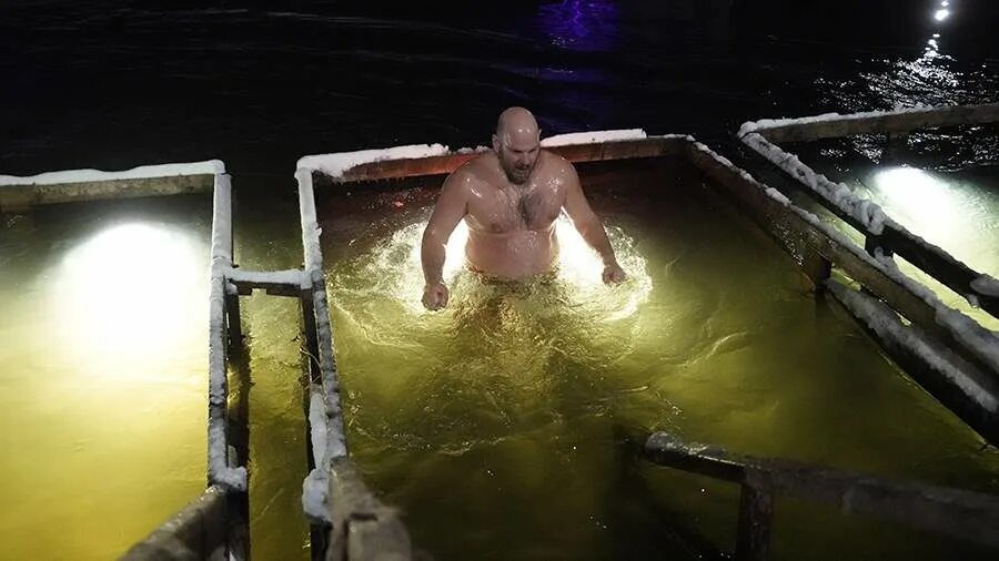 Крещенская купель. Крещенские купания лобня 2023. Крещение умирающих. Крестят мертвого младенца. Крещение умирающих.