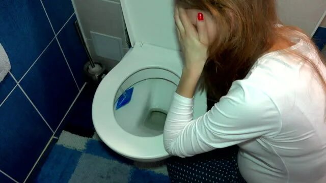 Девушку вырвало видео. Девочка блюёт в унитаз. девушку стошнило в унитаз.
