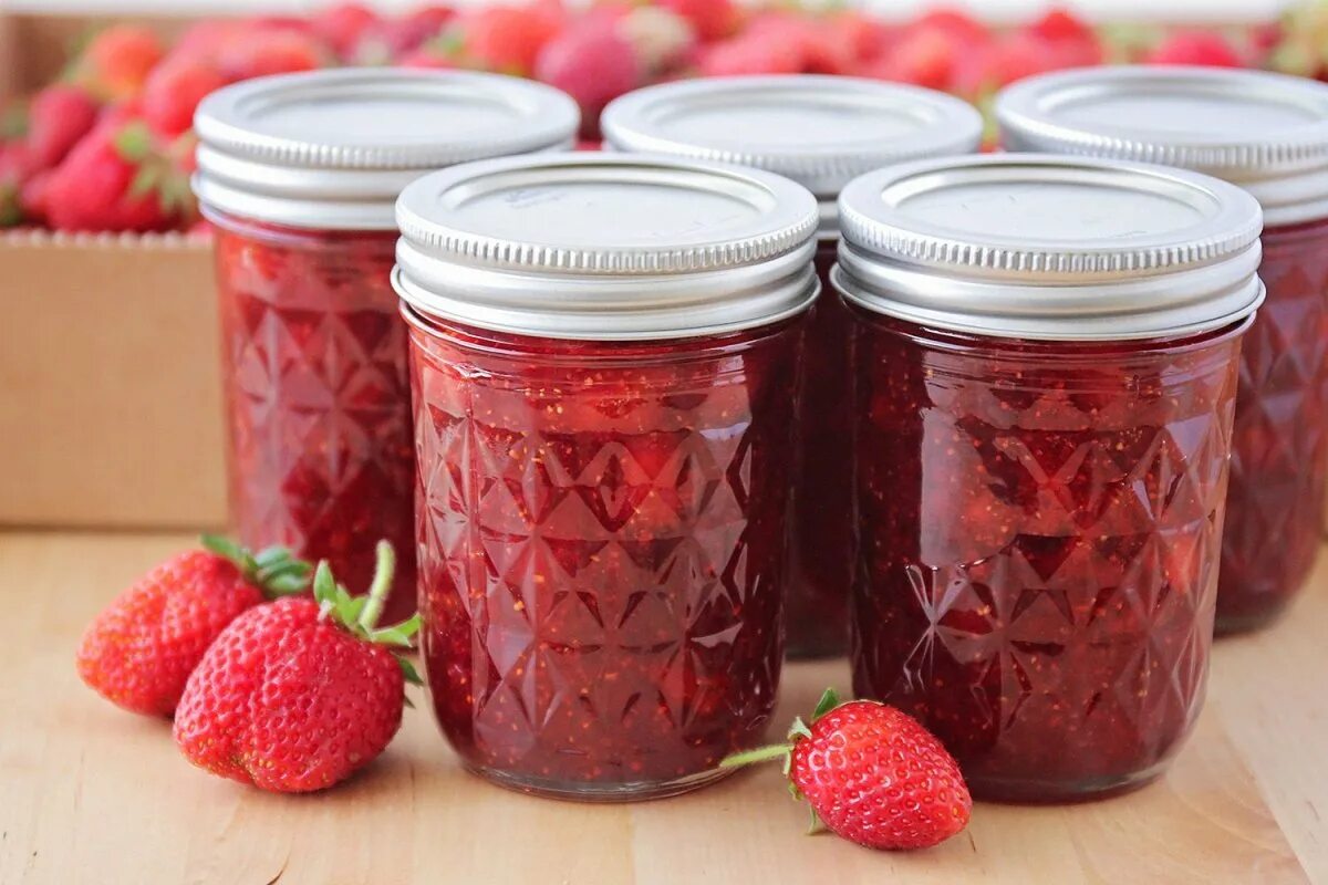 Strawberry jam orange. Джем клубничный густой. Джем из малины на зиму. Фотоджем. Варенье в банке.