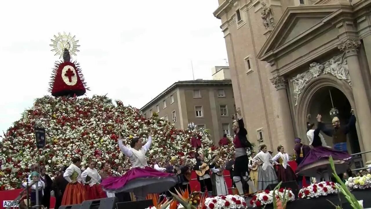 La virgen москва. Праздник Святой Девы Пилар. Праздник Святой Девы Пилар Малага. Святая капелла Вирхен-дель-Пилар. Испания цветы на день всех святых.