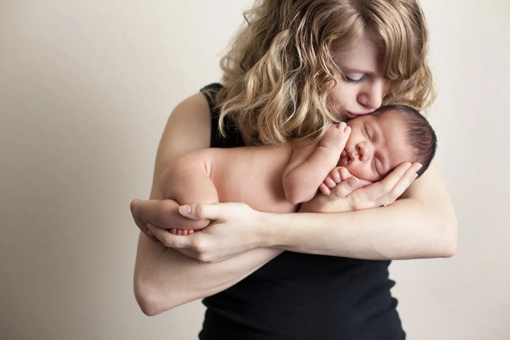 Первый опыт с мамой. Мать с грудным ребенком. Отлучить от груди. Девочка целует новорожденного братика. Мама с новорожденным ребенком реклама.
