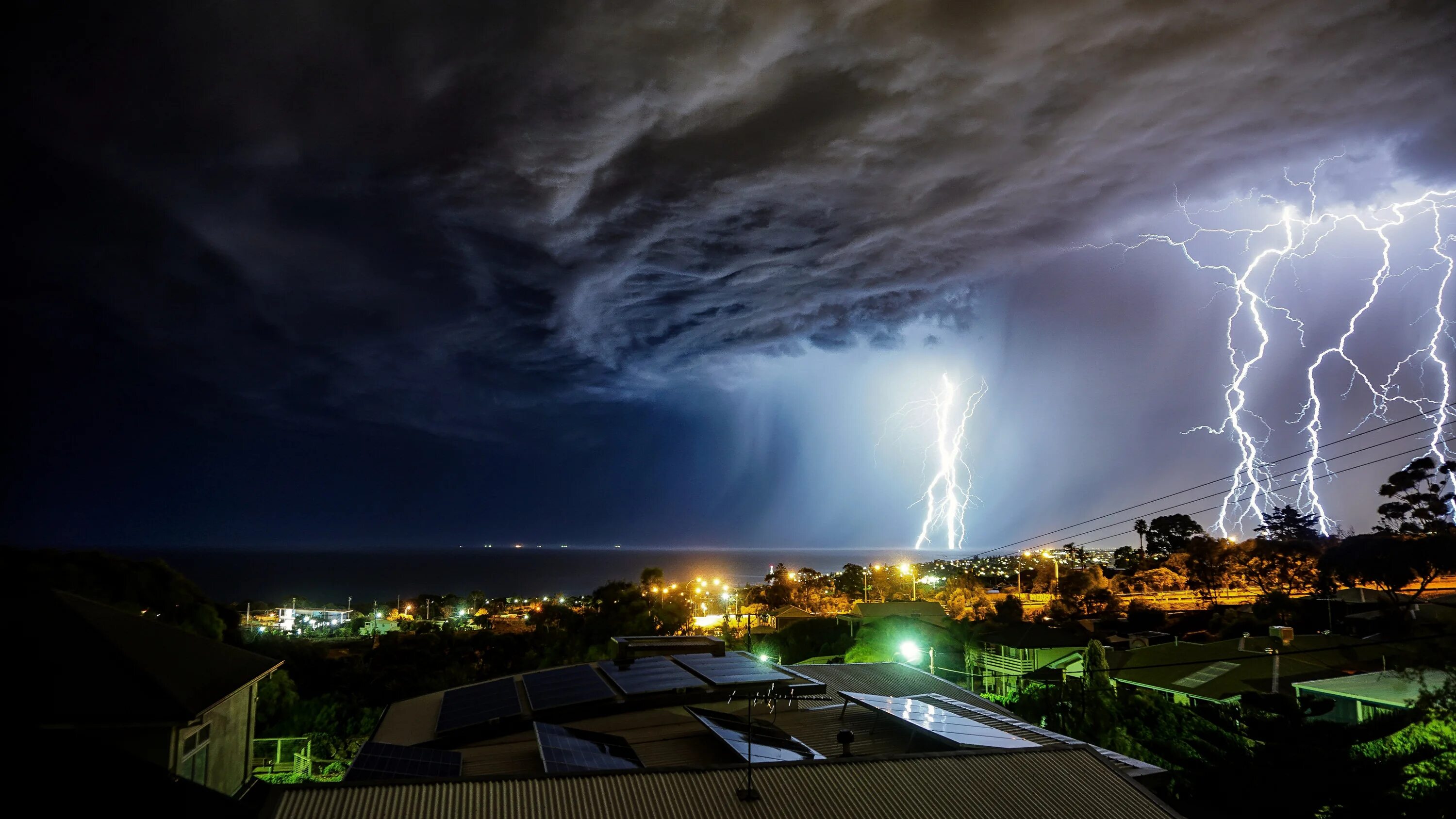Погодные обои. Шторм в Австралии. Молния фото. Молния в природе. Молния над морем.