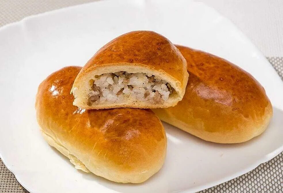 Пирог с рисом мясом дрожжевой. Пирожки с мясом. пирожки с мясом и рисом. пирожки с мясом в духовке. пирожки с мясом из дрожжевого.