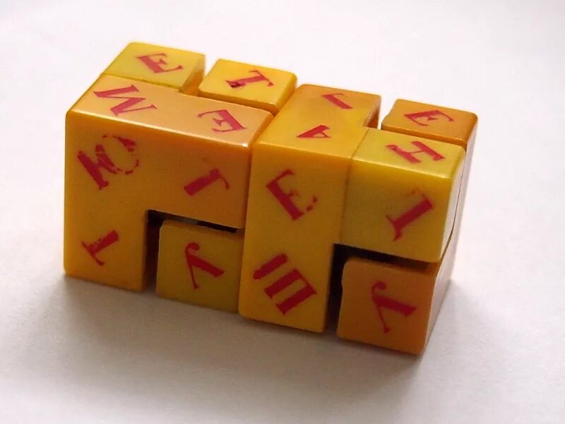 Желтый кубик игра. Советские игрушки кубики. Советские кубики с буквами. Головоломка с буквами на кубиках. Советские головоломки игрушки.