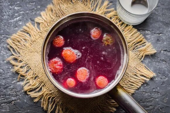 Кисель из замороженных ягод и кукурузного крахмала. Кисель из ягод с крахмалом. кисель на руси картинки. рецепт киселя из замороженных ягод. как делать домашний кисель из ягод.