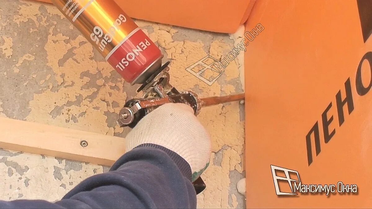 Пеноплекс монтаж на пену. Нанесение клей пены на пенополистирол. Клеят ли пеноплекс на монтажную пену. Клей для склейки пеноплекса. Кнауф клей- пена для пенополистирола.