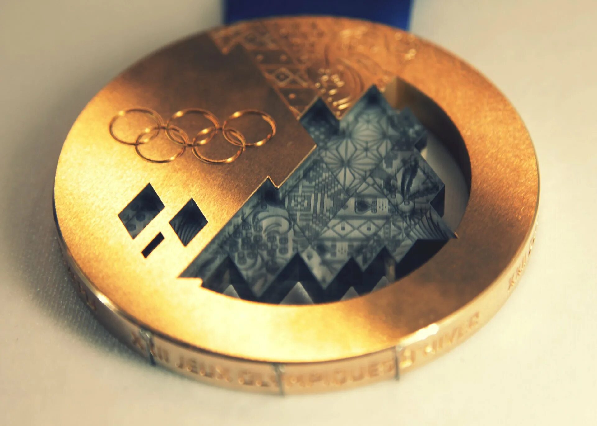 Золотая медаль Олимпийских игр Сочи. Олимпийские медали Сочи 2014. Золотые медали игр Сочи 2014. Олимпийские игры в Сочи 2014 медали.