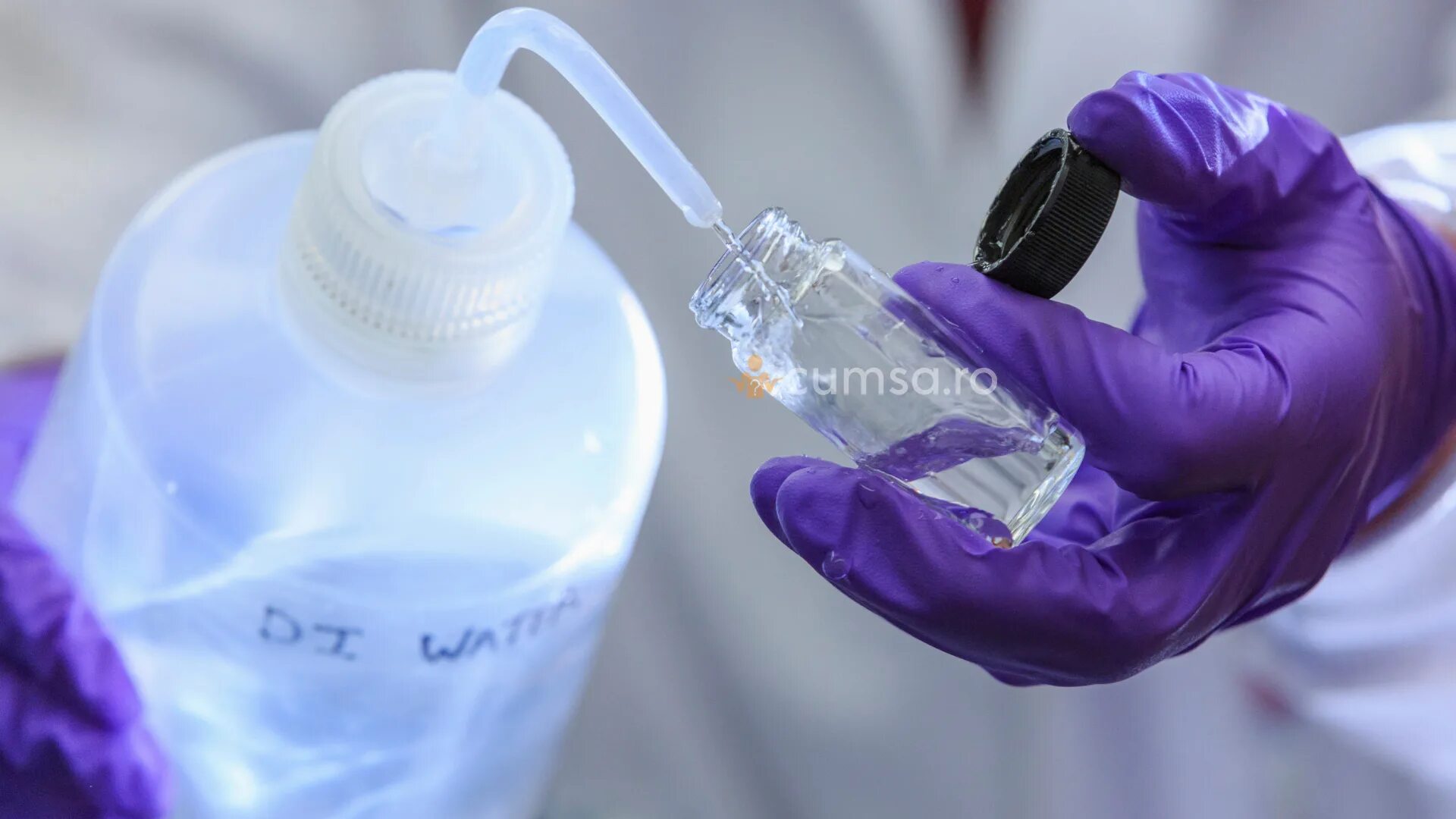 Дистиллированная вода реакция. Дистиллированная вода в лаборатории. Water in Laboratory. Бутылка с дистиллированной водой на стоматологическом кресле. Liquid in Laboratory.