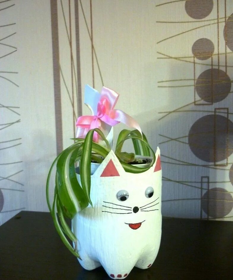 Кот из пластиковой бутылки своими руками. Животные из пластиковых бутыло. Животные из бутылок пластиковых для сада. Кошка из пластиковой бутылки. Поделка из пластиковой бутылки кот.