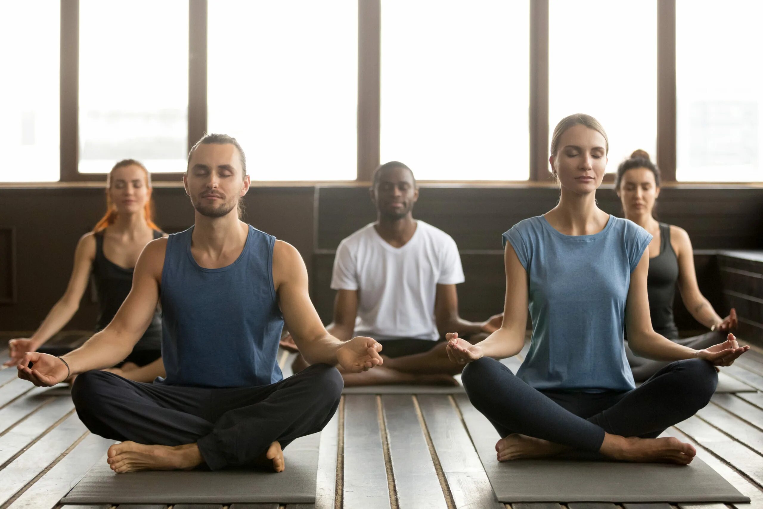 Преподавать йогу. Медитация группа. Йога группа. Современная йога. Йога групповые занятия.