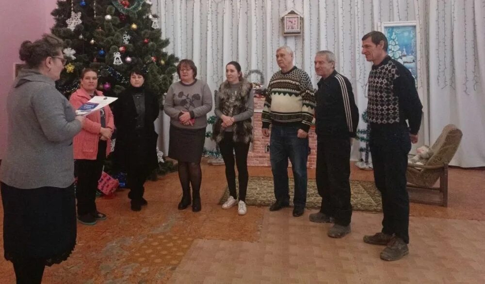 Внимание встреча с жителями. Од мо. Од мо. Горловка днр. Голосуют ли председатель и секретарь собрания.