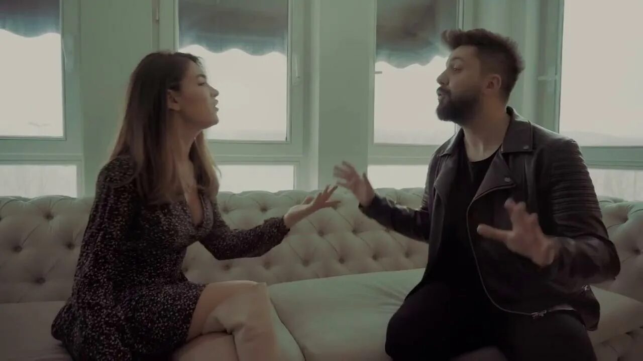 Feride mp3. Feride перевод на русский. Hakan tunçbilek текст караоке. Feride hilal ask. Feride hilal akin без макияжа.