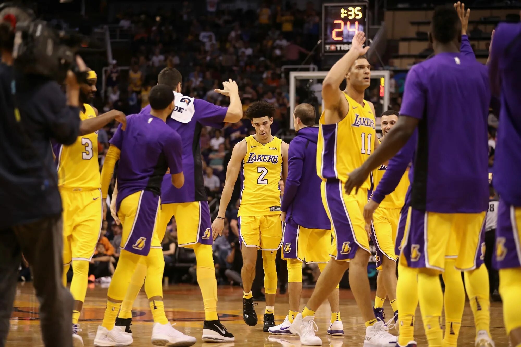 Los lakers. Лос-Анджелес Лейкерс. Шоутайм Лейкерс. Makima Lakers. Lakers перевод.