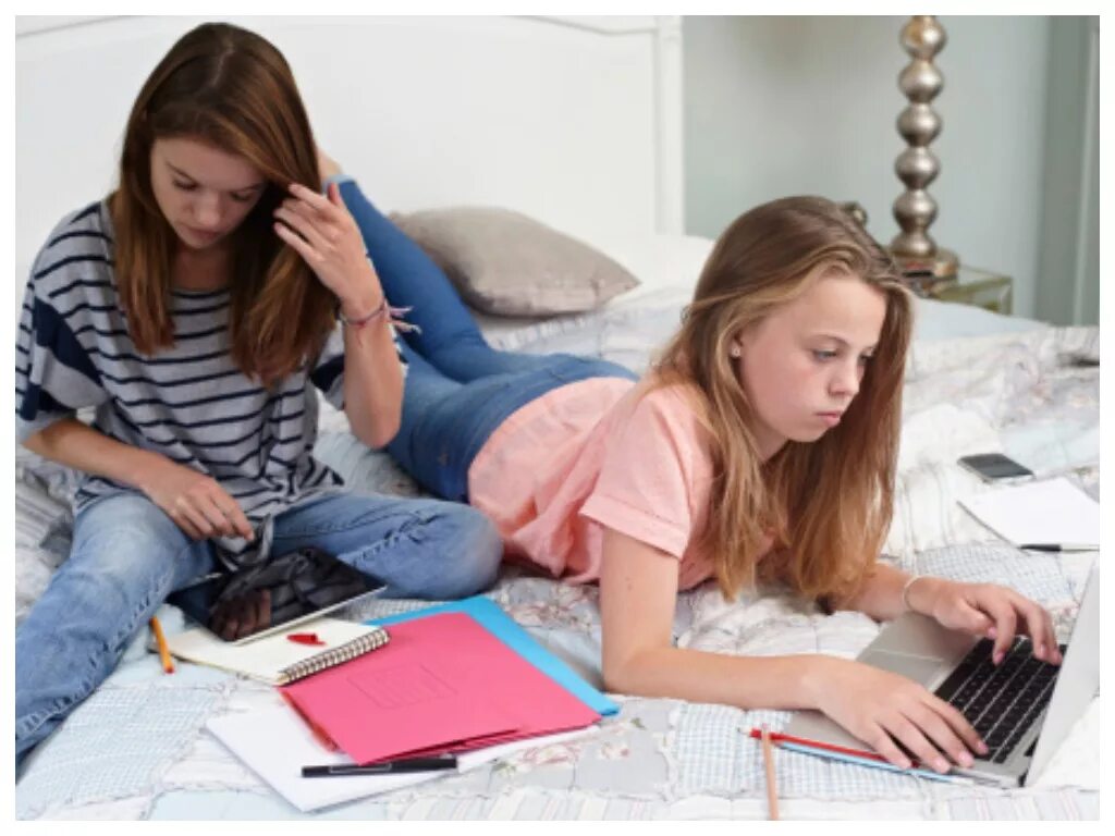 Что не стоит делать подростку. Подросток сидит в интернете. Зависимость от гаджетов картинки. Зависимость от телефона у подростков. Девочка в интернете.