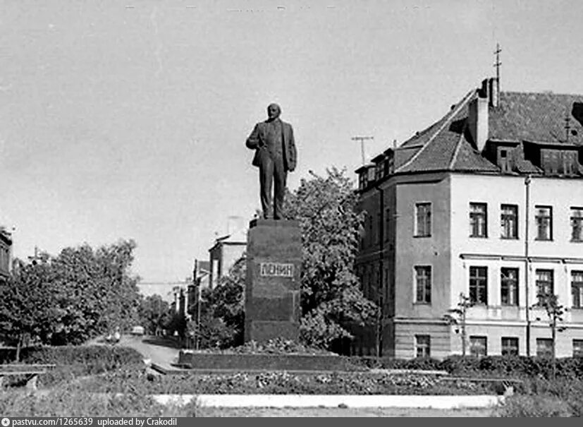 Памятник гусеву. Памятник Ленину в городе Гусеве. Гусев город памятник Гусеву. Памятники в Гусеве. Ленин в Гусеве.