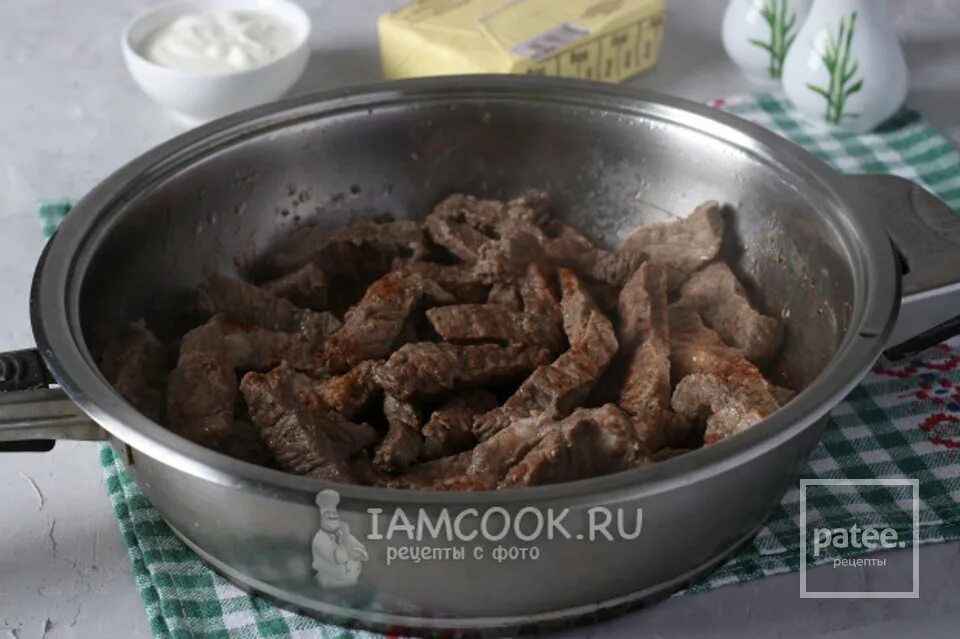 мясо по-петровски карельская кухня. мясо по-петровски в горшочке с грибами. французское блюдо в горшочке. мясо по петровски в горшочке. жаркое купеческий в горшочках.