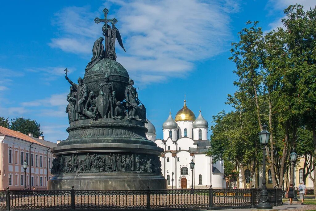 Кто изображен на памятнике в новгороде. Памятник тысячелетие России Великий Новгород. Великий Новгород Кремль памятник тысячелетие России. Новгородский Детинец Великий Новгород памятник тысячелетию Руси.