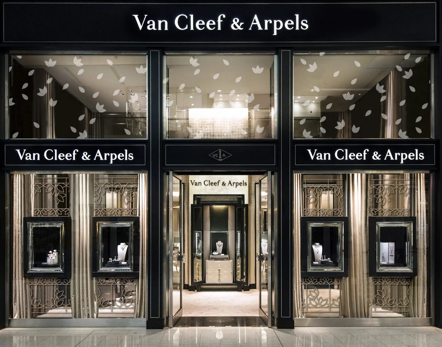 Van Cleef Arpels бутик. Van Cleef & Arpels магазин. Дубай Молл Ван Клиф магазин. Van Cleef & Arpels Store.