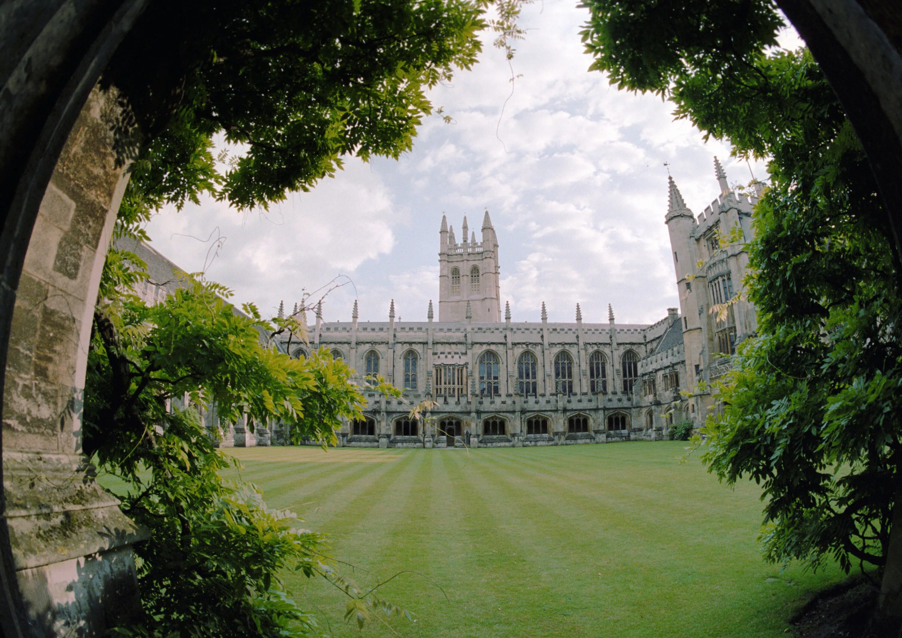 Oxford university town. Оксфордский университет Великобритания. Сити-оф-Оксфорд университет. Оксфордский университет 1096. Оксфорд Британия.