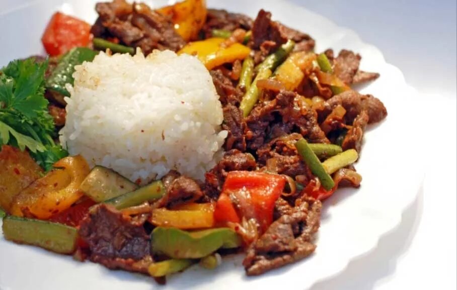 Корейский рис с мясом. Жареный рис с говядиной и овощами. Рис острый с говядиной. Рис с мясом. Острая говядина с рисом.