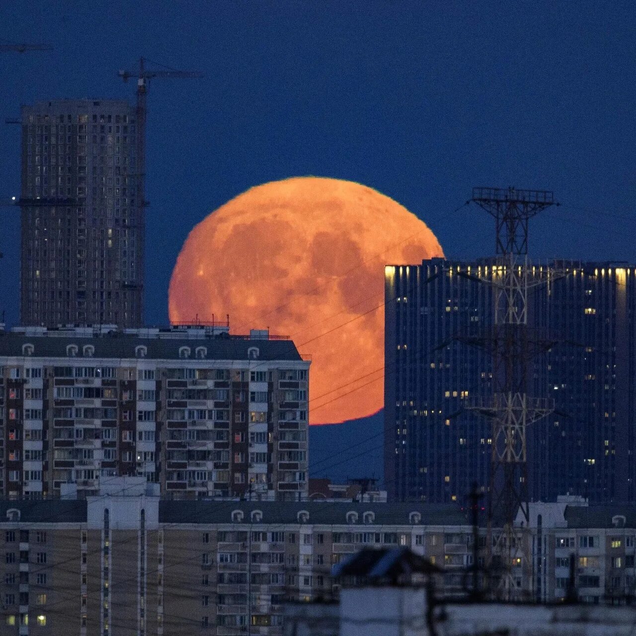 Суперлуние 2023. Луна над городом. Фотографии луны. Самое большое ночь в году. Когда самая длинная ночь в году.