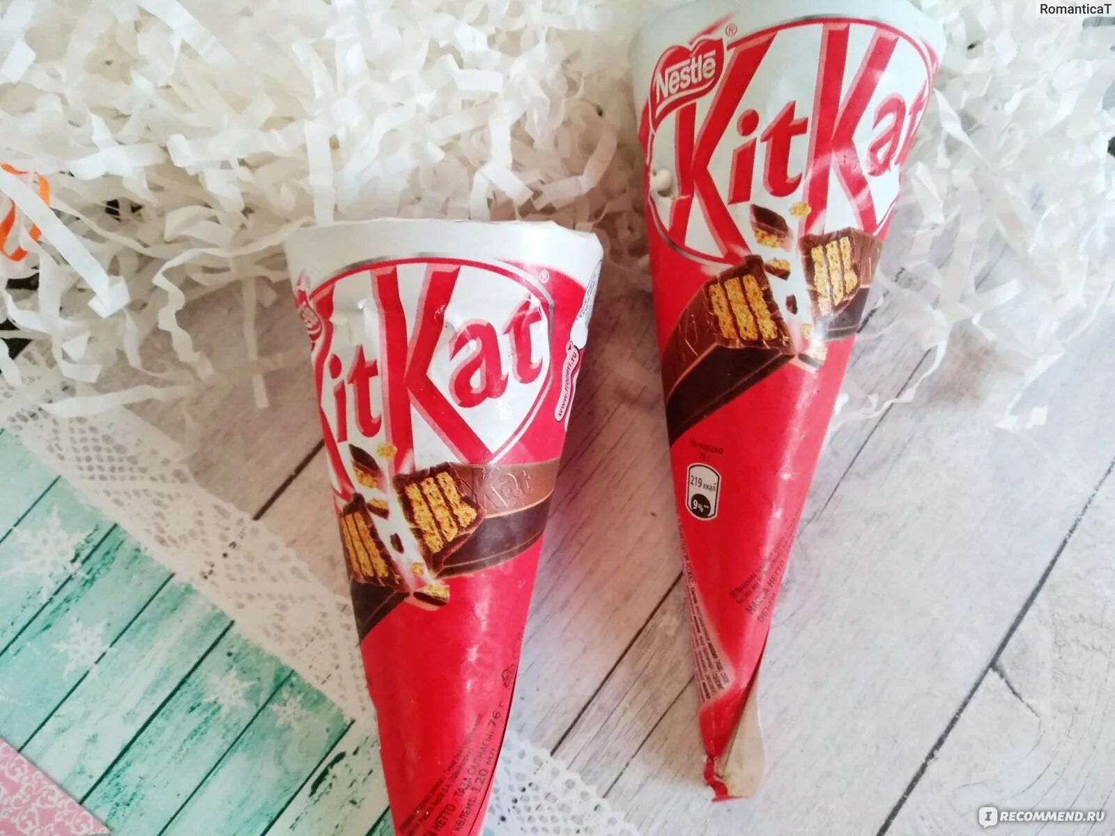 Мороженое в красном и белом. Мороженое Kit kat двухслойное. Магазин "мороженое". Красное мороженое. Красное мороженое в рожке.